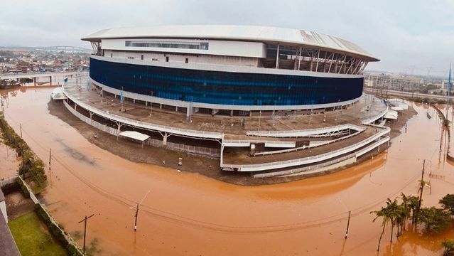 Arredores da Arena do Grêmio ficaram alagados