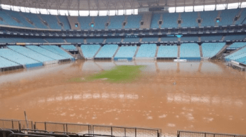 Estádio gremista foi tomado pela água das chuvas que assolam o Rio Grande do Sul