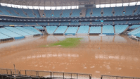 Água invade a Arena do Grêmio e alaga o gramado; veja imagens