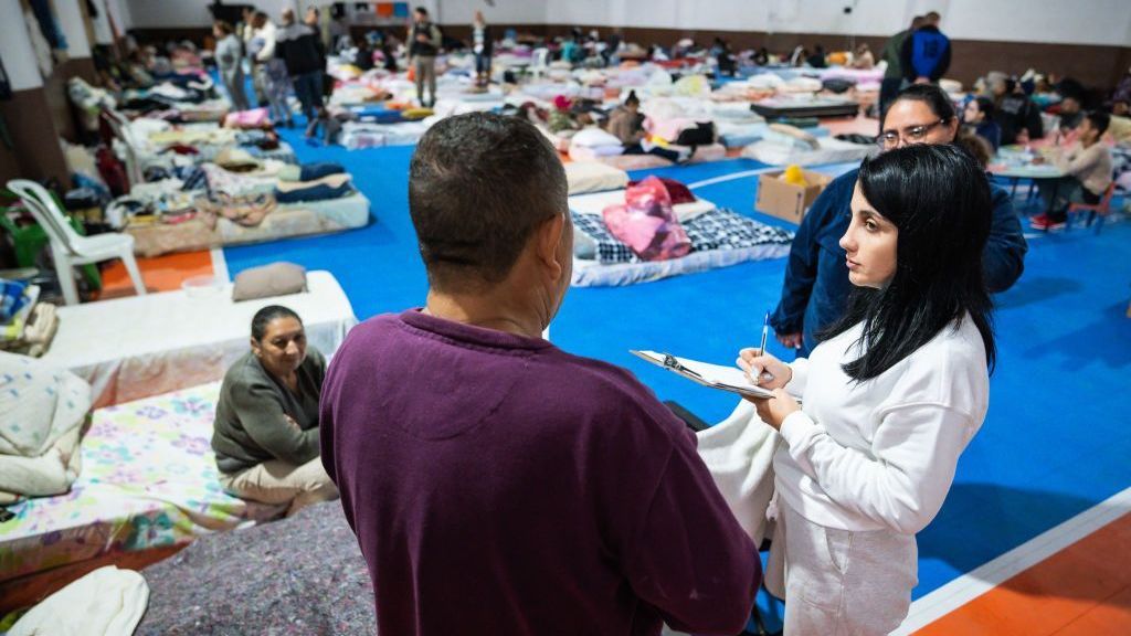 Atendimento às vítimas das enchentes no RS é feito nos abrigos por equipe de médicos e psicólogos voluntários