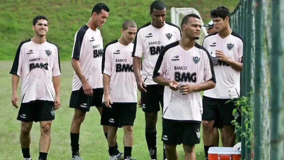 Welton Felipe (quarto da esquerda para a direita) jogou no Atlético-MG entre 2008 e 2009