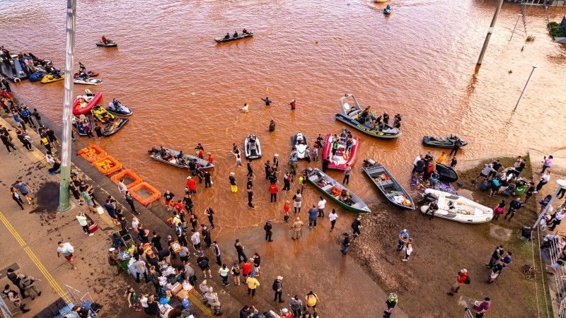 Voluntários que têm embarcações e motos aquáticas estão liberados para auxiliar no resgate de vítimas das enchentes. Não há exigência de habilitação para condução desses equipamentos no Rio Grande do Sul