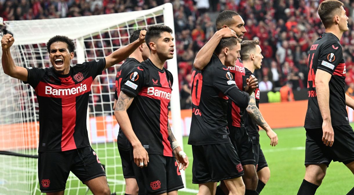 Jogadores do Bayer Leverkusen comemoram o gol contra marcado por Mancini, da Roma, que levou o time alemão à final da Europa League