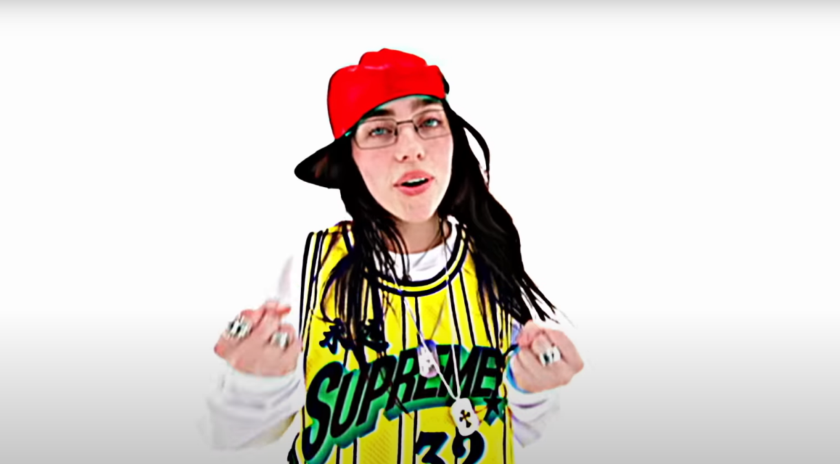 No vídeo, a cantora aparece usando roupas largas, boné e grandes colares, remetendo a uma estética dos rappers dos anos 2000