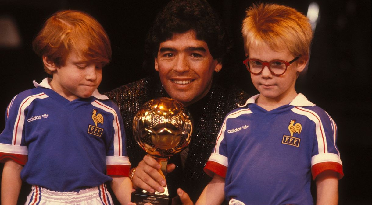 Maradona com a Bola de Ouro que recebeu após a Copa do Mundo de 1986