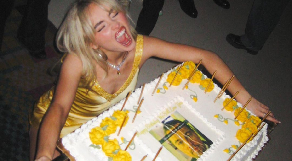 Sabrina Carpenter escolheu meme de Leonardo DiCaprio para seu bolo de aniversário
