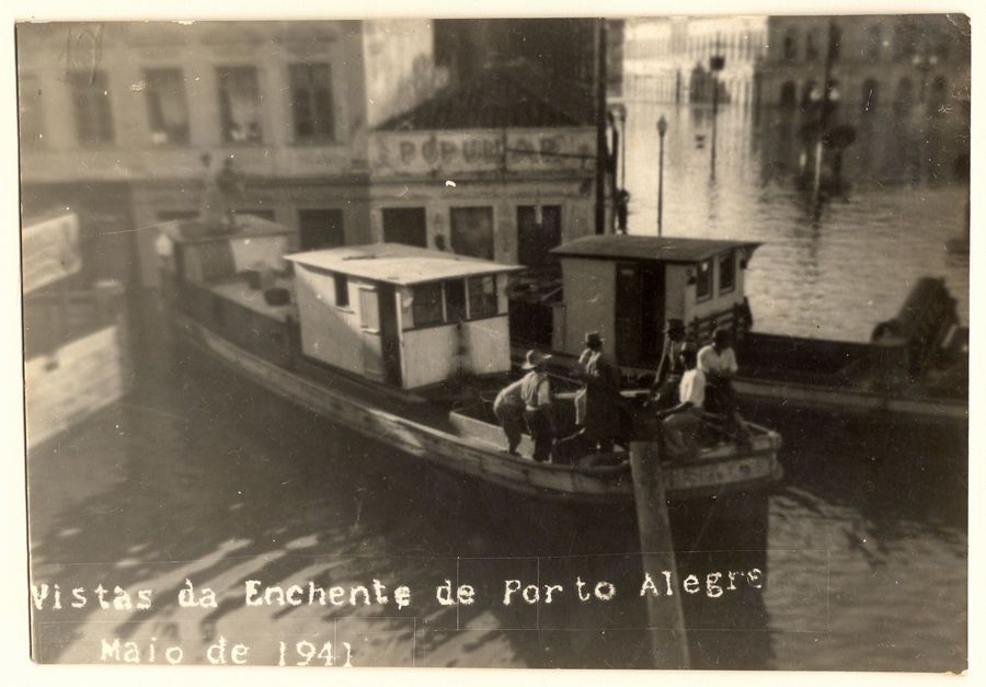 Barco trafega pela avenida Borges de Medeiros durante a enchente de 1941 em Porto Alegre (RS)