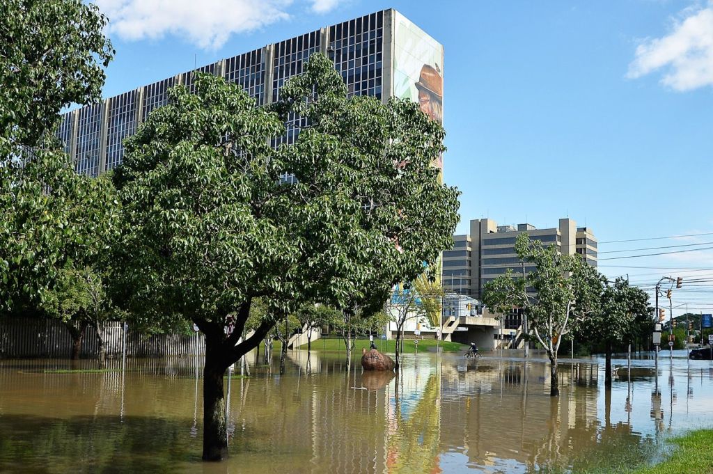 Avenida Borges de Medeiros, em Porto Alegre (RS), alagada durante a enchente de 2024