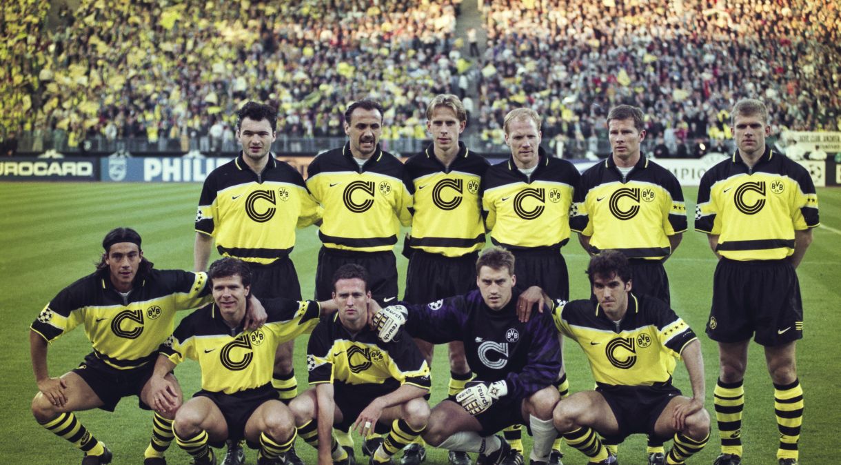 Elenco do Borussia Dortmund posando antes da final da Champions League de 1996/97