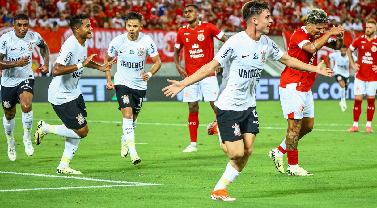 Breno Bidon comemora seu primeiro gol como profissional do Corinthians, contra o América-RN
