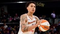 Estrela da WNBA que ficou presa na Rússia temeu que atacassem seu avião depois de libertada