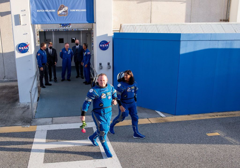 Astronautas Butch Wilmore e Suni Williams se preparando para o lançamento do Teste de Voo da Tripulação do Boeing CST-100 Starliner no dia 6 de maio