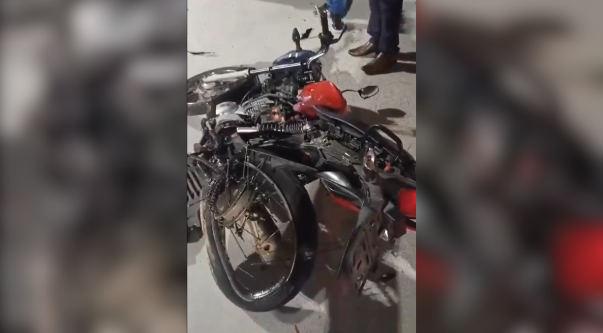 Acidente entre carros de luxo e motocicleta deixou ao menos duas pessoas feridas na noite desta segunda-feira (20), em Barueri, na zona oeste de São Paulo.