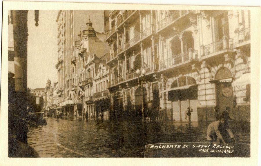 Vista da enchente de 1941 em Porto Alegre (RS); foto tirada na rua dos Andradas, no trecho entre a rua Caldas Júnior e a rua General Câmara, aparecendo o Grand hotel e o Cinema Imperial