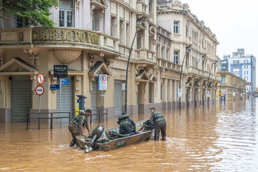 Região da rua Caldas Júnior, no Centro Histórico de Porto Alegre, durante a enchente de 2024