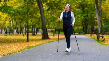 A modalidade oferece benefícios tanto para pessoas saudáveis, aumentando o desempenho aeróbico, quanto em pessoas com dificuldade de equilíbrio, como idosos