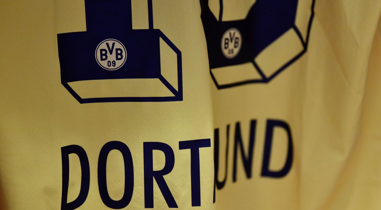 PARIS, FRANCE - MAY 07: A general view of the wording of "Dortmund" on a match shirt in the Borussia Dortmund Camisa do Borussia Dortmund