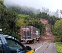 Carreta do grupo Sorriso Maroto com doações para o RS fica presa em queda de barreira