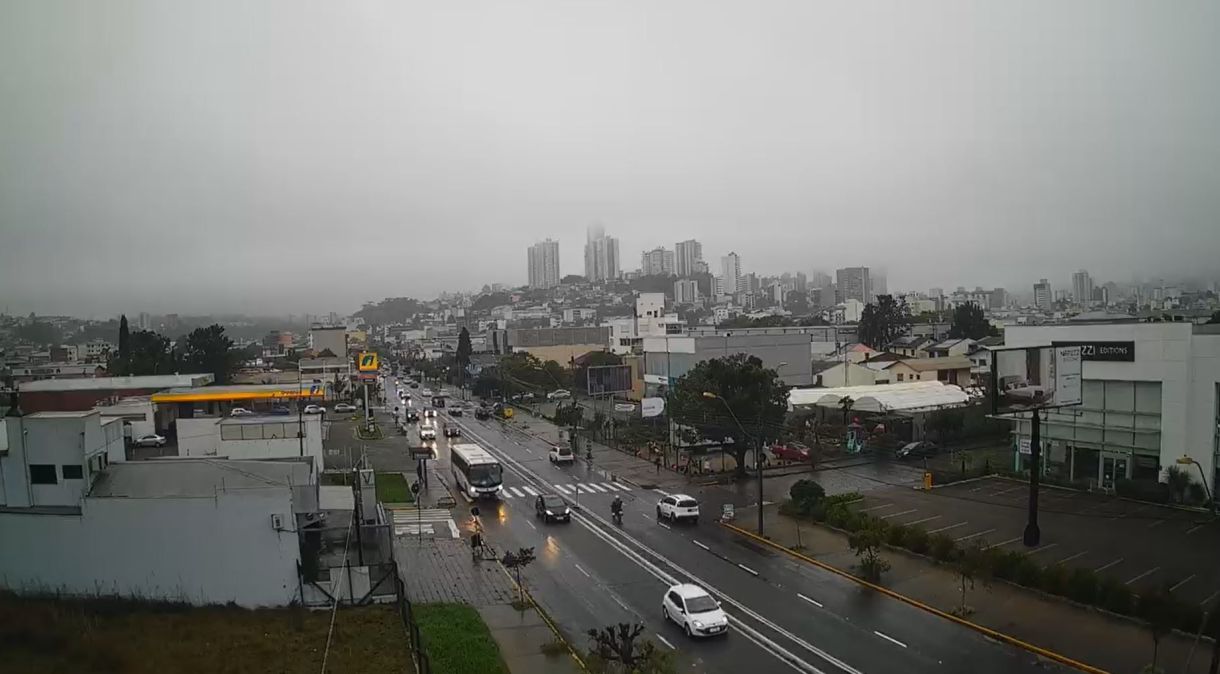 Céu encoberto e chuva fraca em Caxias do Sul, na Serra Gaúcha, na manhã desta segunda-feira (13)