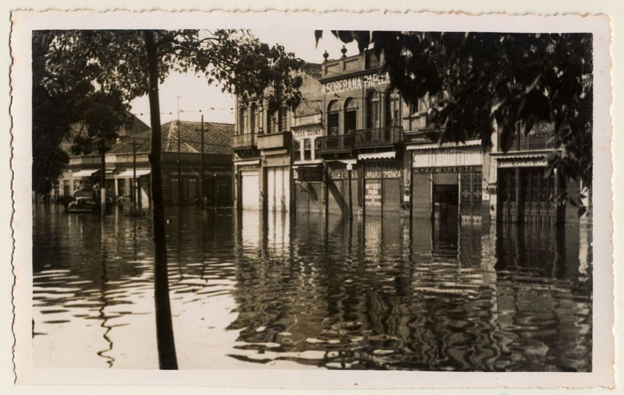 Rua da região central de Porto Alegre (RS) tomada pela água durante a enchente de 1941