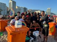 Horas antes de Madonna, ambulantes fazem 'cercadinho VIP' em Copacabana