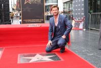 Chris Hemsworth recebe estrela na Calçada da Fama; veja fotos