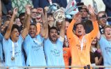 Jogadores do Manchester City comemoram a conquista da Copa da Inglaterra sobre o United