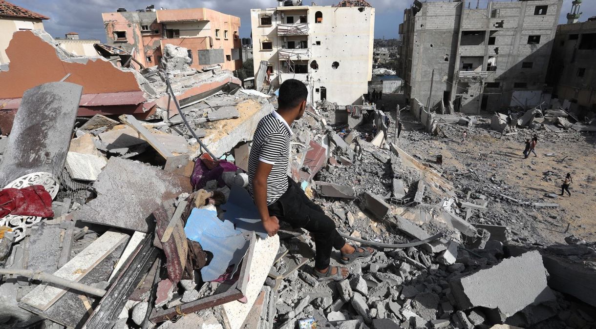 Um homem sentado nos escombros de um prédio destruído após os ataques israelenses no bairro de al-Salam em Rafah, Gaza, em 5 de maio.