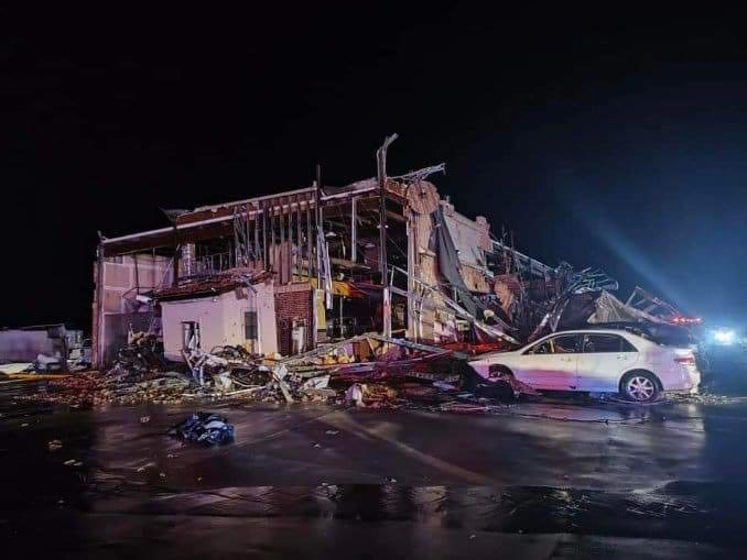 Um possível tornado feriu um número desconhecido de pessoas, danificou vários edifícios e derrubou linhas de energia na noite de sábado perto de Denton, Texas, disseram as autoridades na manhã de domingo, 26 de maio de 2024.