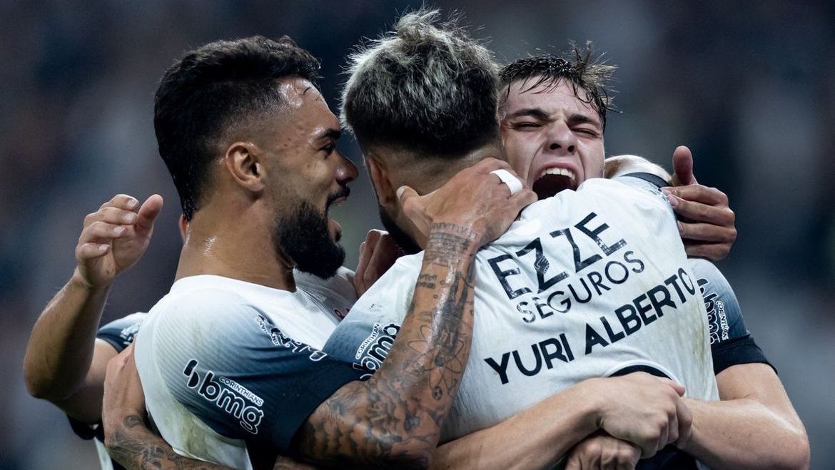 Jogadores do Corinthians comemoram gol diante do América-RN