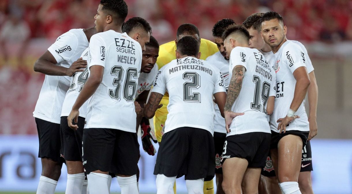 Corinthians precisa vencer para não se distanciar da classificação à próxima fase