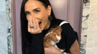 Demi Moore leva cachorrinha para Cannes; veja fotos