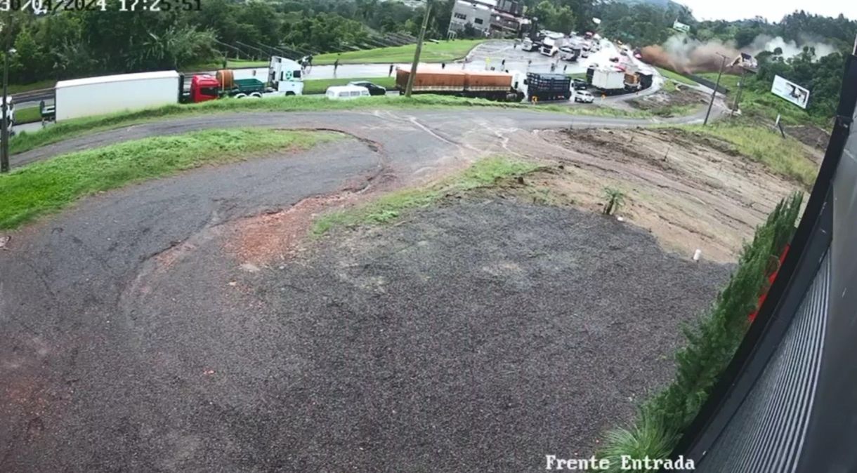 Veja vídeos: câmeras flagram grande deslizamento de terra em rodovia no RS