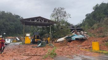 Forte chuva causou queda de barreira e deslizamentos na região, com uma pessoa morta e estradas interditadas, forçando famílias a deixarem suas casas.