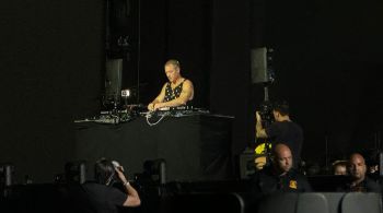 Falando em português e se declarando para o Rio de Janeiro, DJ tocou músicas do Furacão 2000 e novas faixas do gênero