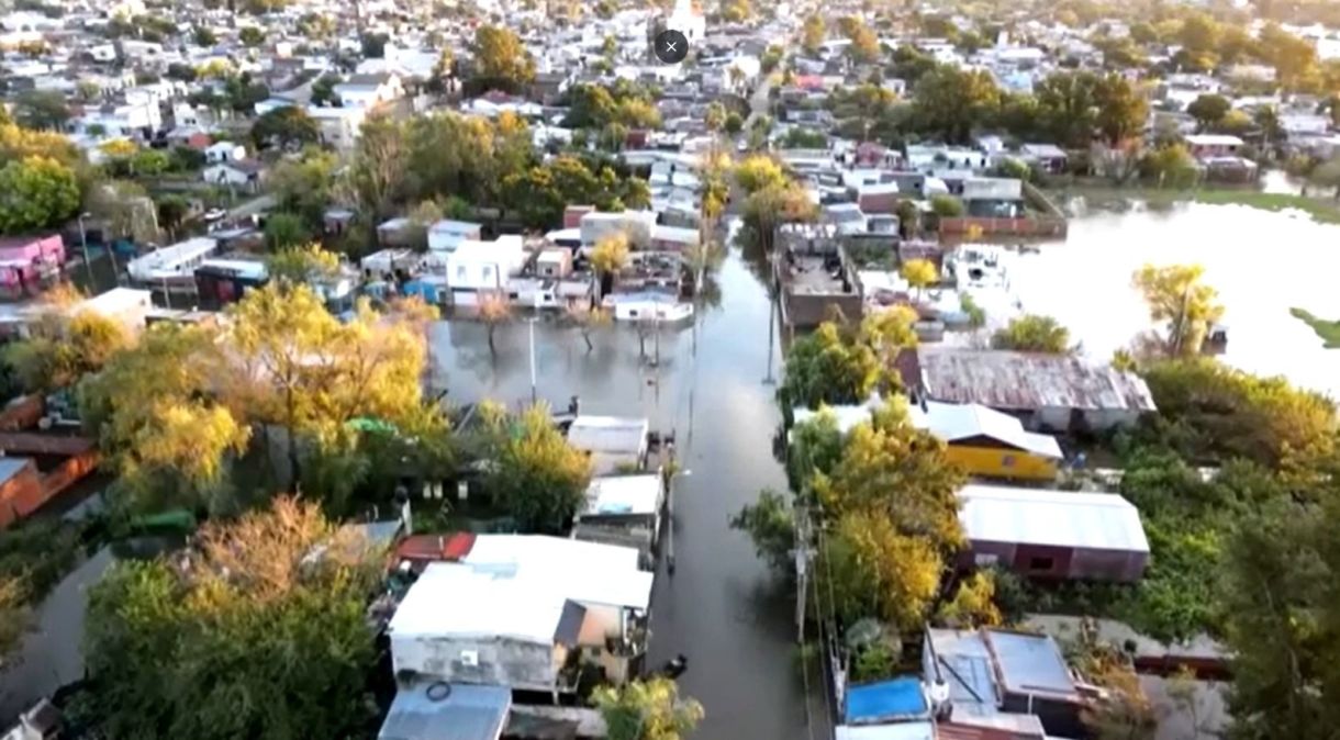 Centenas de pessoas foram retiradas em Concordia, Argentina, devido a fortes enchentes.