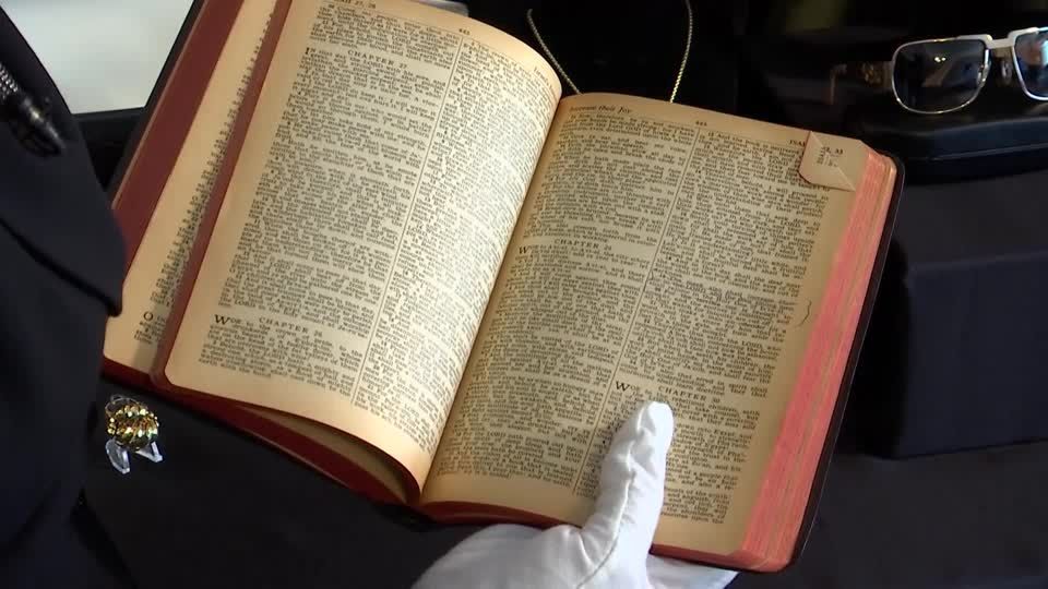 Bíblia que pertencia a Elvis Presley pode ser leiloada por R$ 1 milhao