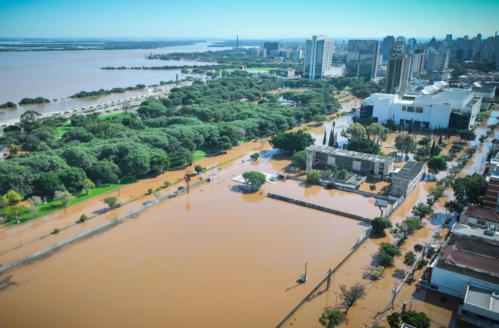 Enchentes, como as que afetam o Rio Grande do Sul, aumentam o risco de doenças infecciosas, como leptospirose e dengue