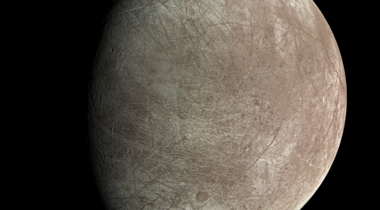 A lua Europa de Júpiter foi capturada pelo instrumento JunoCam a bordo da espaçonave Juno da Nasa durante a passagem próxima da missão em 29 de setembro de 2022; as imagens mostram as fraturas, cristas e faixas que atravessam a superfície da lua