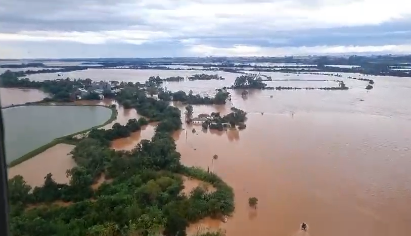 Avião da FAB sobrevoa região alagada após fortes chuvas no Rio Grande Sul