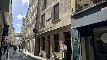 Hoje, imóvel abriga o Auberge Nicolas Flamel, restaurante que reúne histórias dos tempos em que os alquimistas andavam sobre a Terra
