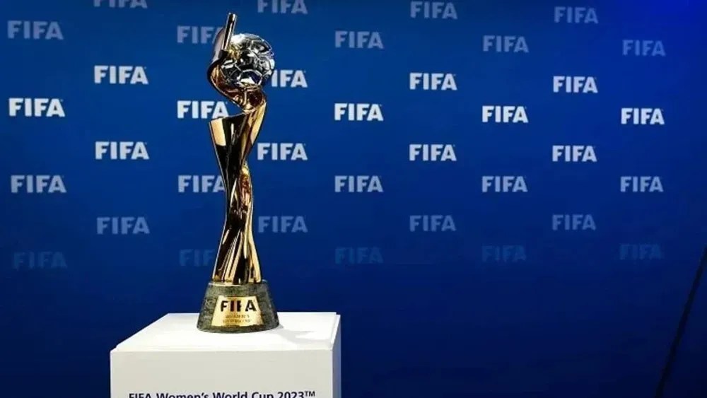 Troféu da Copa do Mundo Feminina, que está percorrendo alguns países