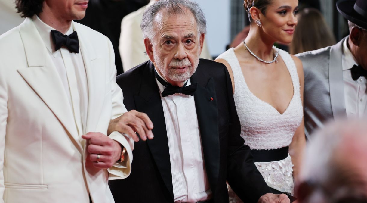 Francis Ford Coppola ao lado de Adam Driver e Nathalie Emmanuel no tapete vermelho de "Megalopolis" no 77º Festival de Cinema de Cannes