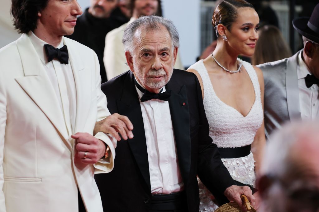 Francis Ford Coppola ao lado de Adam Driver e Nathalie Emmanuel no tapete vermelho de "Megalopolis" no 77º Festival de Cinema de Cannes 