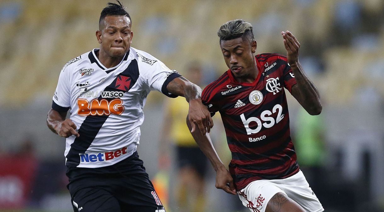 Freddy Guarín disputa a bola com Bruno Henrique, do Flamengo