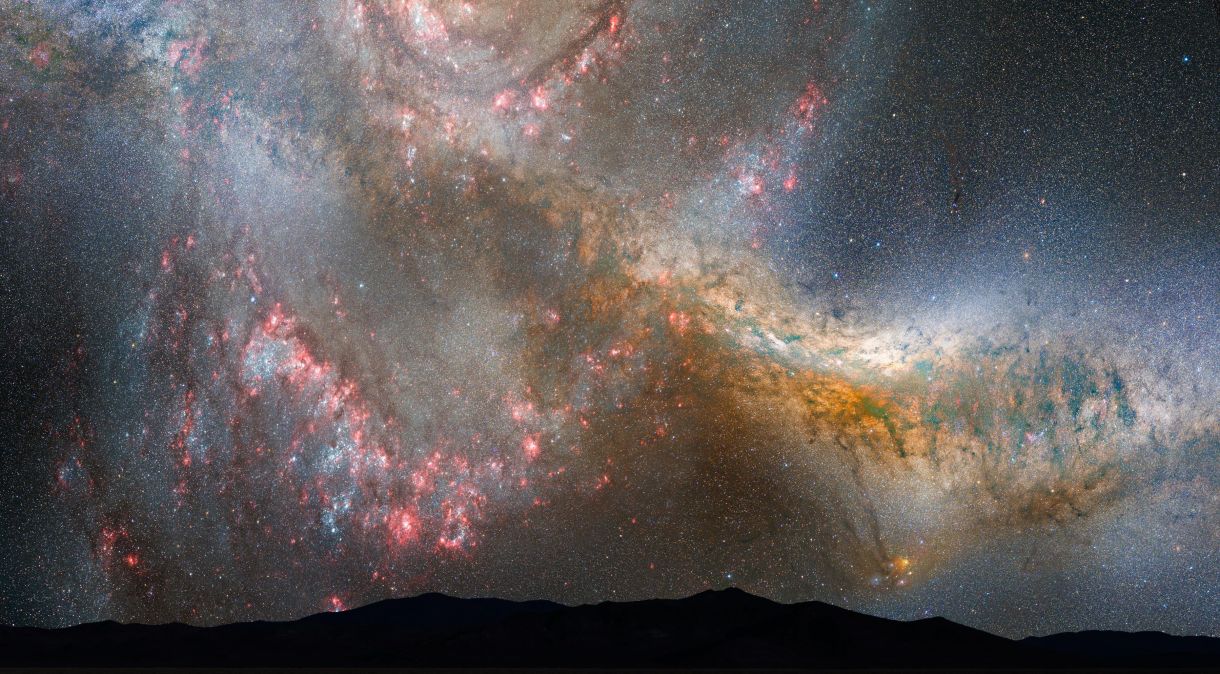 Simulação da vista da Terra da futura fusão da Via Láctea com a galáxia de Andrômeda: sem matéria escura, este processo seria muito mais lento, mas ainda assim aconteceria