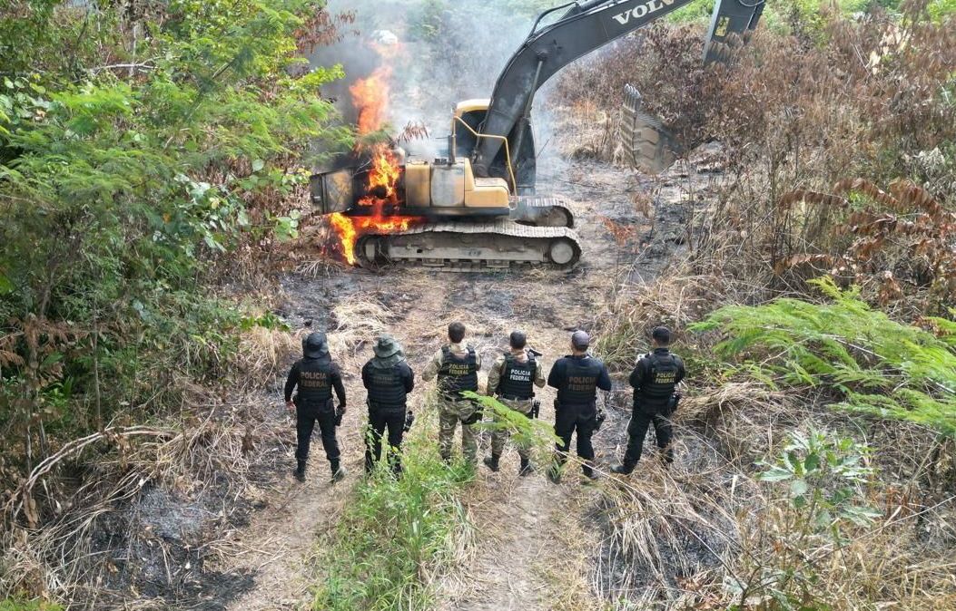 Retroescavadeira é queimada por agentes da Polícia Federal na Terra Indígena Kayapó, em Bannach (PA), durante operação contra garimpo ilegal