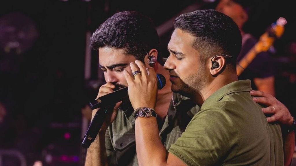 Foto da dupla sertaneja Henrique e Juliano cantando