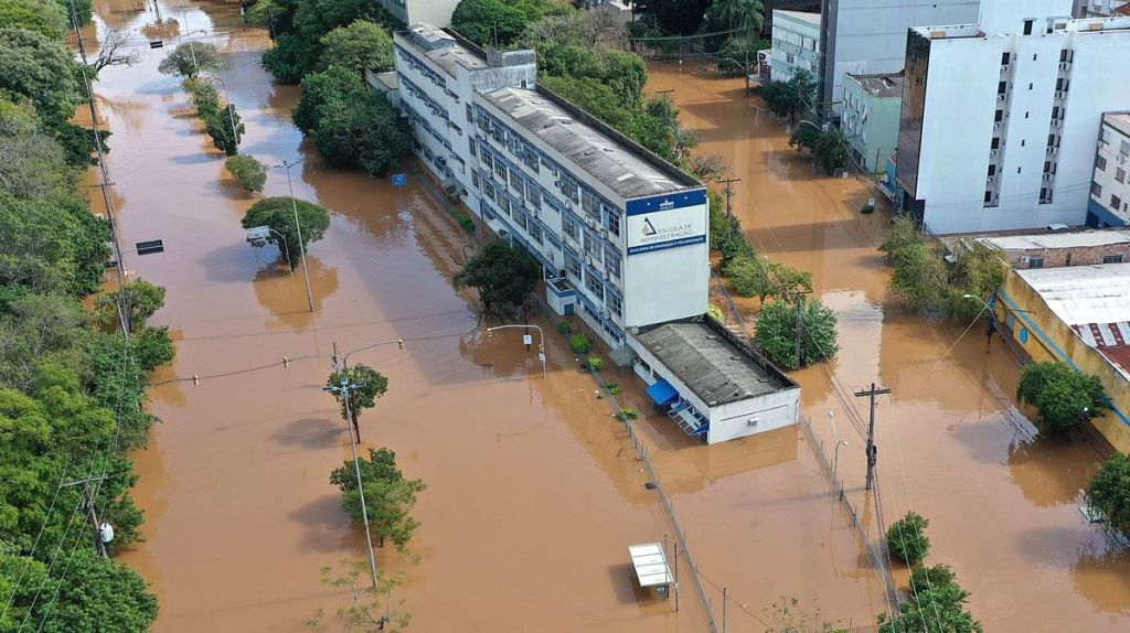 Prédio da Escola de Administração da Universidade Federal do Rio Grande do Sul (UFRGS) alagado pelas chuvas