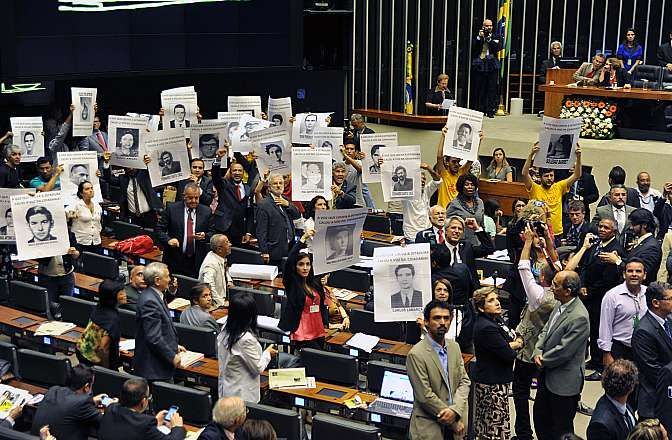 Deputados relembram mortos e desaparecidos da ditadura em sessão na Câmara em 2014; CEMPD foi extinta no governo Jair Bolsonaro (PL)